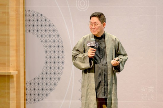 講座當(dāng)天，馮翊綱老師著一席改良版中式長(zhǎng)袍，舉手投足間，盡顯相聲大師風(fēng)範(fàn)。