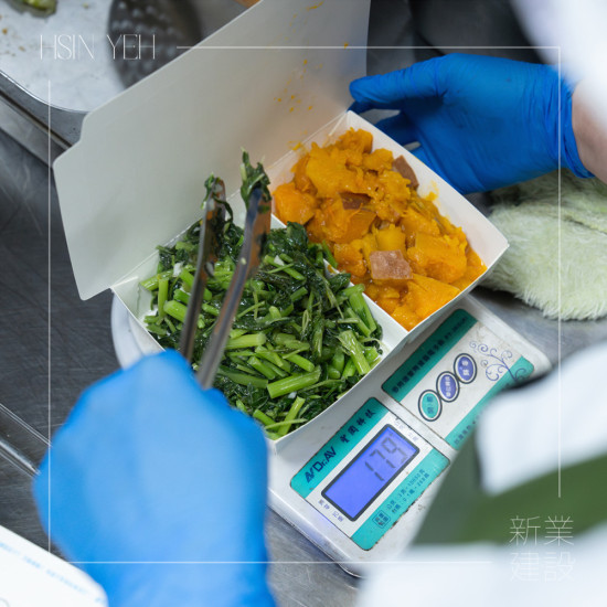 每位長輩需求不同，由營養(yǎng)師依長輩的飲食禁忌、咀嚼及吞嚥狀況等，精準(zhǔn)調(diào)配克數(shù)，讓每份餐點都是「我們在乎您」的溫暖。