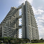 Sky Habitat（晴宇）兩座樓宇之間以三座空中花道銜接。