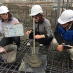 職人建築團(tuán)隊(duì)正在進(jìn)行混凝土的「坍度」測(cè)試，混凝土成分比例必須拿捏得宜，才能具備一定強(qiáng)度，順利將混凝土填充到樑柱與鋼筋間隙裡。