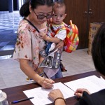 寶寶緊貼在媽咪的身上，睜大的雙眼寫滿了好奇，而媽咪簽到時所書寫的每一筆畫，就像對新業(yè)宜家的肯定及託付。