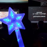 張老師成為暗夜中的守望者，守護著每一株小小心靈的幼苗，如手中的星光棒點亮孩子心中的希望。