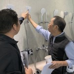 蓮蓬頭的紋路曲線、孔洞大小與位置，都會(huì)決定出水量的均勻程度，根據(jù)水壓強(qiáng)度也會(huì)帶來按摩舒壓的作用。職人認(rèn)為，一天尾聲就該讓自己置身之下，感受氤氳蒸騰，是舒心暢快迎接嶄新黎明的關(guān)鍵。(圖右一為新業(yè)建設(shè)卓勝隆董事長）