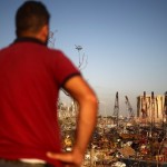 被震得搖搖欲墜的大型機(jī)具及斷垣殘壁，當(dāng)?shù)鼐用駷槎惚芪ｋU(xiǎn)而紛紛逃往高處，注視著港口倉(cāng)庫(kù)的方向，心中該是如何無(wú)奈？（圖片擷取自路透社，如有侵權(quán)請(qǐng)告知?jiǎng)h除，謝謝！）