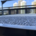 抿石子反覆繁瑣的過程，堅持終有所成，手工一遍遍擦拭著，質(zhì)感較細緻，觸感較溫和。