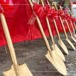 閃耀著金銅色光輝的開工鏟子，將剷出心中築夢成真的美好願景，期待往後的日子與建築的共築共長。