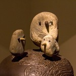 藝術(shù)家王忠龍透過廢五金與原石創(chuàng)作，認為廢五金是人類使用生活的足跡，代表人的角色，石頭是完全沒有經(jīng)過人工的雕琢，代表自然的角色，寓意人跟自然的和諧關(guān)係。