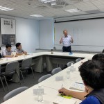 新業(yè)建設(shè)名譽(yù)董事長(zhǎng)穆椿松先生(圖中)，帶領(lǐng)新進(jìn)員工了解公司的經(jīng)營(yíng)理念與態(tài)度，以及方方面面不妥協(xié)的堅(jiān)持哲學(xué)。