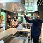 用指尖撫摸材質(zhì)的觸感，感受機能的到位，收納及清理系統(tǒng)化、操作動線流暢，是新業(yè)職人選品的著重點。(圖左二為新業(yè)卓勝隆董事長)