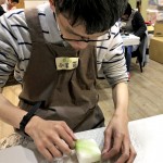 輕輕撕起、再縱橫交錯(cuò)反覆鋪毛，持續(xù)數(shù)次過(guò)程後，翻面再來(lái)，從開(kāi)始接觸、上手，接著到維持一定品質(zhì)，這過(guò)程對(duì)庇護(hù)員工來(lái)說(shuō)並不容易。