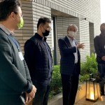 新業(yè)建設 名譽董事長 穆椿松先生(右二)帶領新業(yè)建築團隊，一同為來訪的建築先進們旅讀『大塊森鄰』建案。