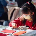 動(dòng)動(dòng)手指，刻畫出獨(dú)一無二的年節(jié)意象圖樣，印製在春聯(lián)與紅包袋上，更可以帶回家重複使用，讓這個(gè)過年很不一樣！