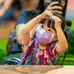 有趣的互動遊戲，讓小朋友模仿動作，打開好奇心與專注力，跟著舞臺上的大哥哥大姊姊一起玩音樂。