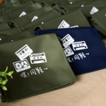 配合劇中橫跨60餘年的青春歲月，以復(fù)古卡帶為主角，特別設(shè)計(jì)本次音樂(lè)劇專屬伴手禮-復(fù)古小書(shū)包，讓住戶重溫學(xué)生時(shí)期的光陰。