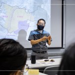 地圖展開，新業(yè)建設－卓勝隆董事長（圖中）細數(shù)新業(yè)近30座的作品，從都市的發(fā)展等交通要件，說明新業(yè)精準的選地哲學，沿著環(huán)74線理論，探討至企業(yè)永續(xù)經(jīng)營的責任。