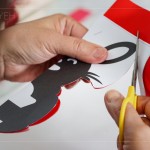 「剪紙藝術(shù)」不僅是常民文化美學(xué)，也是重要的無形文化遺產(chǎn)。運(yùn)用鏤空的手法，選
擇色彩的去留。