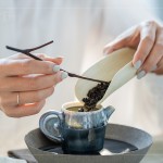 從日常茶飯事昇華到美學(xué)層次，卻又不同日本茶道般正襟危坐的臺式茶席。老師表示「喝茶是一種偷得浮生半日閑的樂趣，一杯清香回甘的好茶，可以把人帶入放鬆的狀態(tài)?！?>
										<div   id=