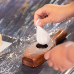 中部訂婚習(xí)俗，女方會製作狀元糕送給未來女婿，希望能行行出狀元，此為狀元糕的由來，本場活動帶著新業(yè)住戶親自動手搓揉，敲出美好滋味。