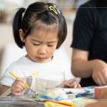 孩子們揮灑著創(chuàng)意，將捏製好的陶風鈴物件塗滿色彩，小手上有著顏料的印記，期待燒製完成的這只創(chuàng)作品。