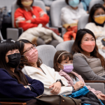 以幽默詼諧的方式分享親身經歷，讓在座的家族好友們歡笑不斷。