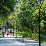 「新業(yè)-築願景」步出家門，迎接綠意廊道、優(yōu)美景緻，悠閒休憩，生活與自然融合。