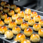 登！出爐囉～用溫熱雙手一捏一壓，一顆顆如黃金般的美好心意，在佳節(jié)時刻為長輩們獻上深深祝福。