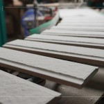 製程中的片片山形磚瓦，歷經(jīng)層層工法，謹(jǐn)慎的審視、嚴(yán)格把關(guān)，方能成為建築最堅韌的外衣。