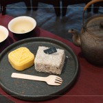 閒適的泡一杯茶，搭配來自 丘山茶 的綠豆糕、烏龍茶紅豆雪花糕，小口品嚐茶點與茶品在口中交織的變化，冉冉時光。