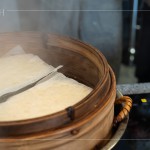 蒸籠炊煙裊裊昇起，開蓋時混著純樸的香味，蒸熟的蘿蔔糕表面鼓脹、內(nèi)裡軟嫩，待放涼後切片，入煎鍋。