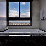 有人習(xí)慣泡澡時捧著書讀，代表著忙裡偷閒的自在從容