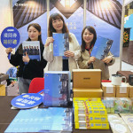 當(dāng)天準備豐富、精美的抽獎禮品，公司客製化河貍玻璃吸管、吸水杯墊、旅行鋼杯、造型書籤、運動毛巾…等，吸引同學(xué)目光，拉近與新一代年輕人之間的距離。