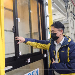 氣密窗歷經(jīng)多次風(fēng)壓施加後，營建部工地主任-吳瑞隆，仔細(xì)檢查窗框是否有變形，確認(rèn)開關(guān)運行的流暢度及穩(wěn)定性。