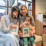 一幅幅蘊(yùn)含文學(xué)風(fēng)景的作品，嵌入質(zhì)樸的相框裡，每位家族好友臉上洋溢著幸福的笑容，將這份美好一一珍藏。