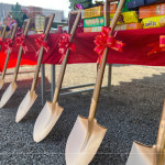 金銅色光輝的開工鏟，將剷出心中築夢成真的願景，期待往後的日子與建築共築美好。