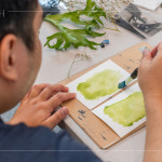 將化學(xué)藥劑塗抹於水彩紙上，藍(lán)曬創(chuàng)作的序幕悄然展開。