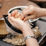 將熟黃豆搗碎，溫?zé)岬亩瓜阍谡菩拈g瀰漫，每一次按壓都是釀造過(guò)程的起點(diǎn)。