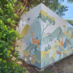 彩繪在貨櫃屋的圖案，連結(jié)臺灣在地物種穿山甲、山椒魚、藍(lán)鵲等，以及象徵守護(hù)沙鹿的梅花鹿，色彩與自然相互呼應(yīng)，為空間注入生命的氣息。