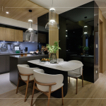 開放式的動(dòng)線設(shè)計(jì)兼顧實(shí)用及美學(xué)，迎來(lái)舒適的視覺(jué)饗宴，打造屬於彼此的交心「食」刻！