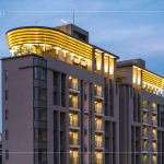 兩幢地下3層、地上15層樓雙拼集合住宅，建物屋頂以圓弧形方式呈現(xiàn)，為臺中東區(qū)城市天際線帶來一大亮點。