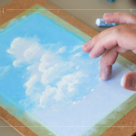 指尖暈染，達(dá)到更自然、細(xì)膩的混色效果，透過(guò)指腹的溫度，將顏料均勻融化、混合，輕柔推抹，更可呈現(xiàn)朦朧霧感效果。