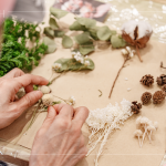 每款花色搭配的花材不盡相同，白色花色以烏桕、法國白梅、蠟梅、尤加利葉、米香、千日紅、棉花及各類果實拼貼而成。