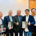 新業(yè)建設創(chuàng)辦人-穆椿松(中)受邀出席2025年12月「建築師開發(fā)商」論壇，會後分享新業(yè)最新出版的「KIUTSU 起厝」雜誌給在座建築師。