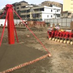 紅綵龍柱、列隊(duì)金圓鍬已就定位，預(yù)告著接下來【築之細(xì)道】動(dòng)土儀式的圓滿。