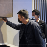 新業(yè)建設(shè) 簡福榮總經(jīng)理 (右一)與 吳志輝建築師 (右二) 細(xì)看、輕撫每個廚具的細(xì)節(jié)與轉(zhuǎn)彎處，觀察整體色調(diào)的搭配與設(shè)計 。