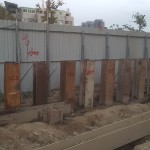 鋼軌樁為國內(nèi)常用的擋土壁材料，一個個列隊貫入地盤中。