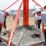 由新業(yè)建設(shè)穆椿松董事長（左一）帶領(lǐng)同仁們，開始動(dòng)土儀式。