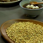 尚未脫穀完成的稻米，保留了天地間賦予的質樸與原始香氣。