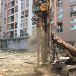 鑽機運轉，深入地表底層，有如大地的診治醫(yī)生，透過機密的儀器，了解大地的五臟六腑，規(guī)劃出合適的建築工法。