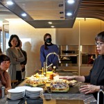 觀峰邀請廚具設備老師掌握「蒸烤箱」、「洗碗機」等廚具的使用訣竅，現(xiàn)場示範了蔬食料理教學，宛如一場小而美的輕食饗宴！