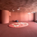 「新業(yè)觀峰」室內(nèi)遊樂區(qū)映入眼簾的是寬敞的橘紅色調(diào)，但內(nèi)有玄機(jī)：地面、壁面鋪上天然亞麻，並以硅藻土作為天花板塗料，搭配山洞、活動(dòng)積木、書架可多元使用。